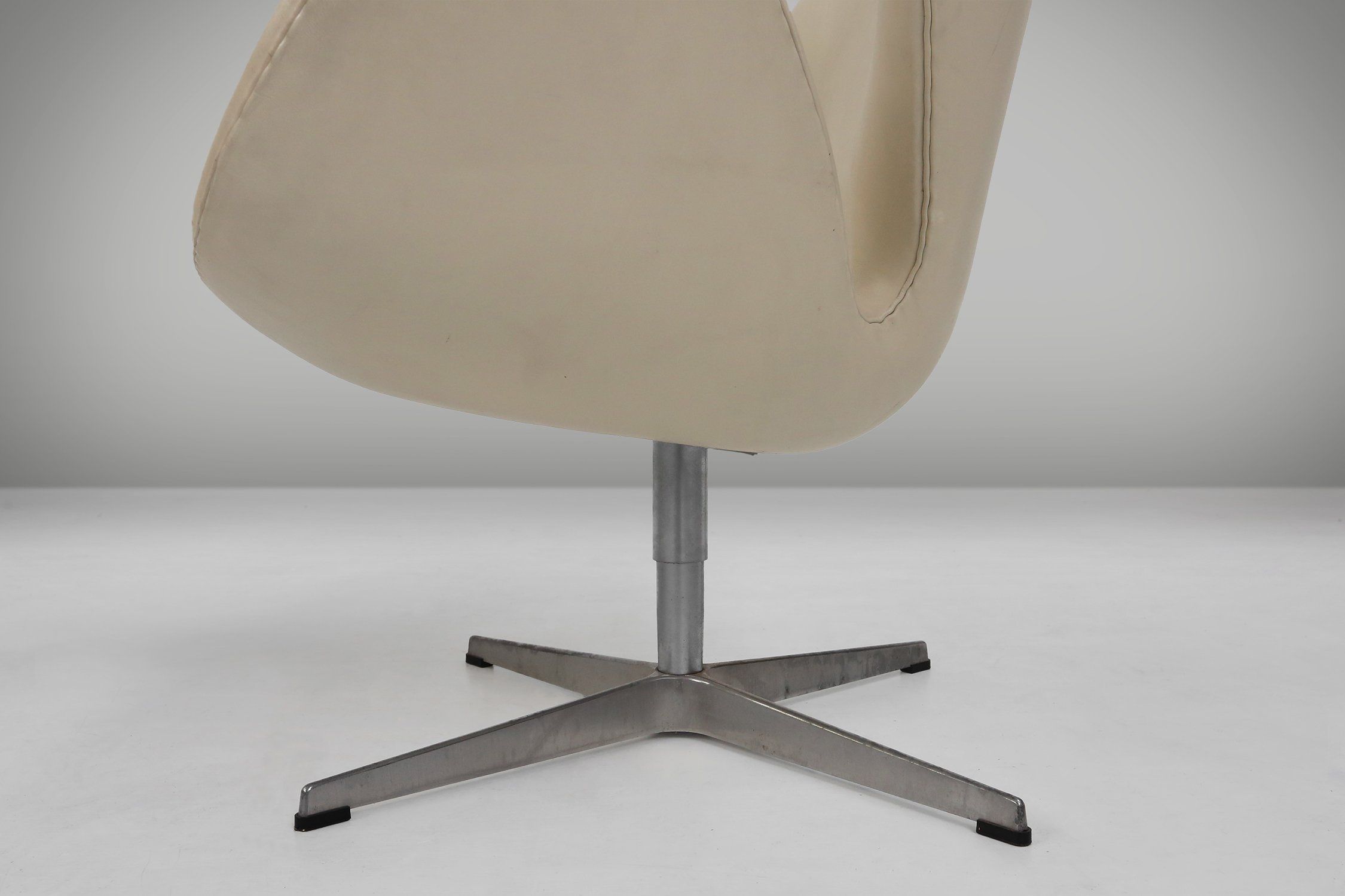 Set of Leather Swan Chairs by Arne Jacobsen for Fritz Hansen, Denmark 2006thumbnail