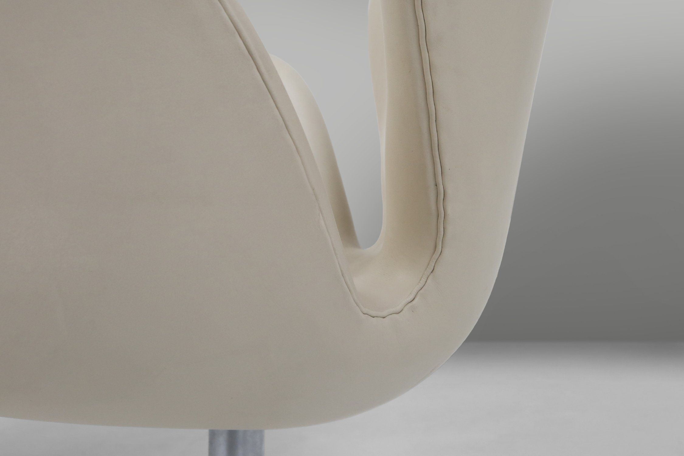 Set of Leather Swan Chairs by Arne Jacobsen for Fritz Hansen, Denmark 2006thumbnail