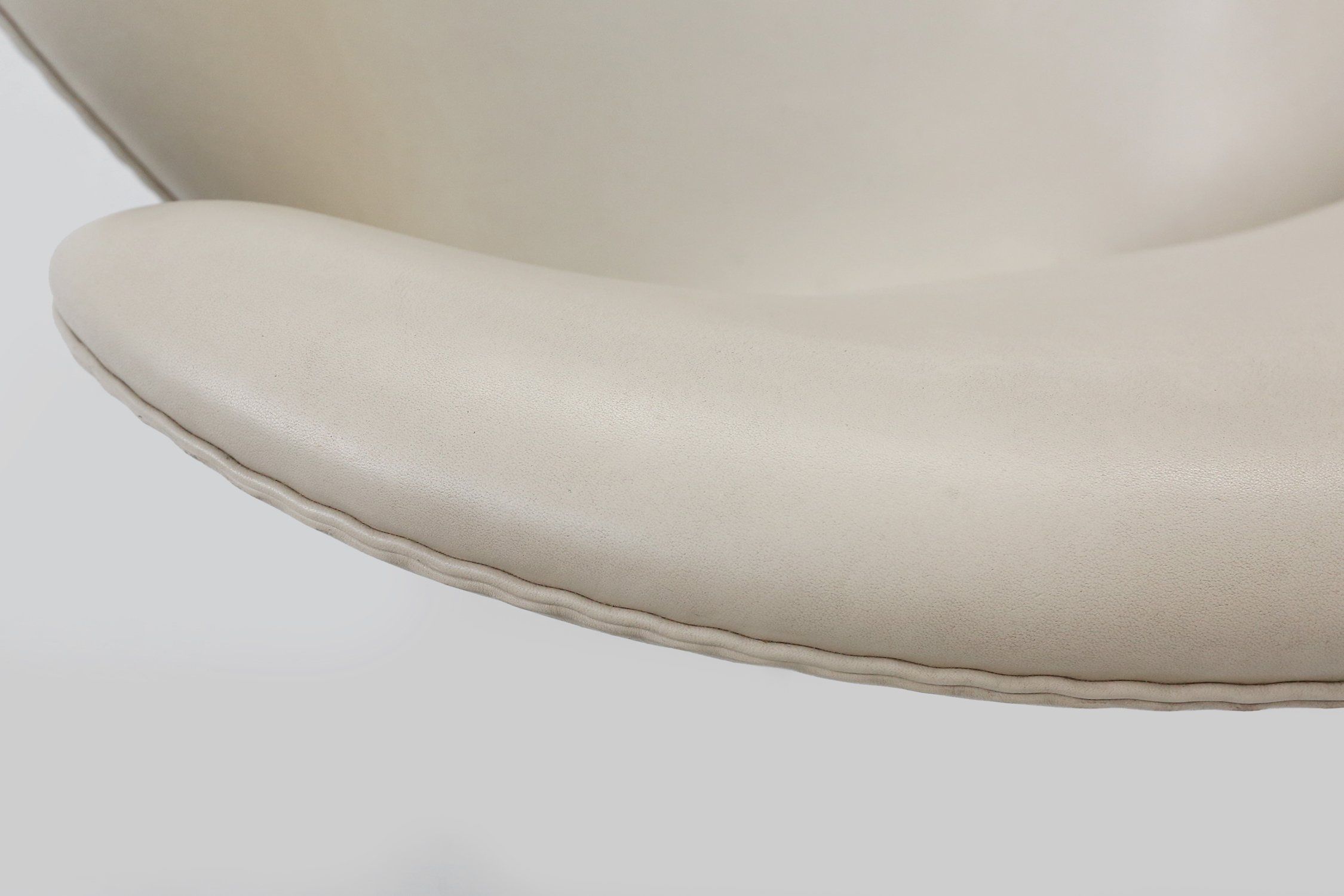Set of Leather Swan Chairs by Arne Jacobsen for Fritz Hansen, Denmark 2006thumbnail