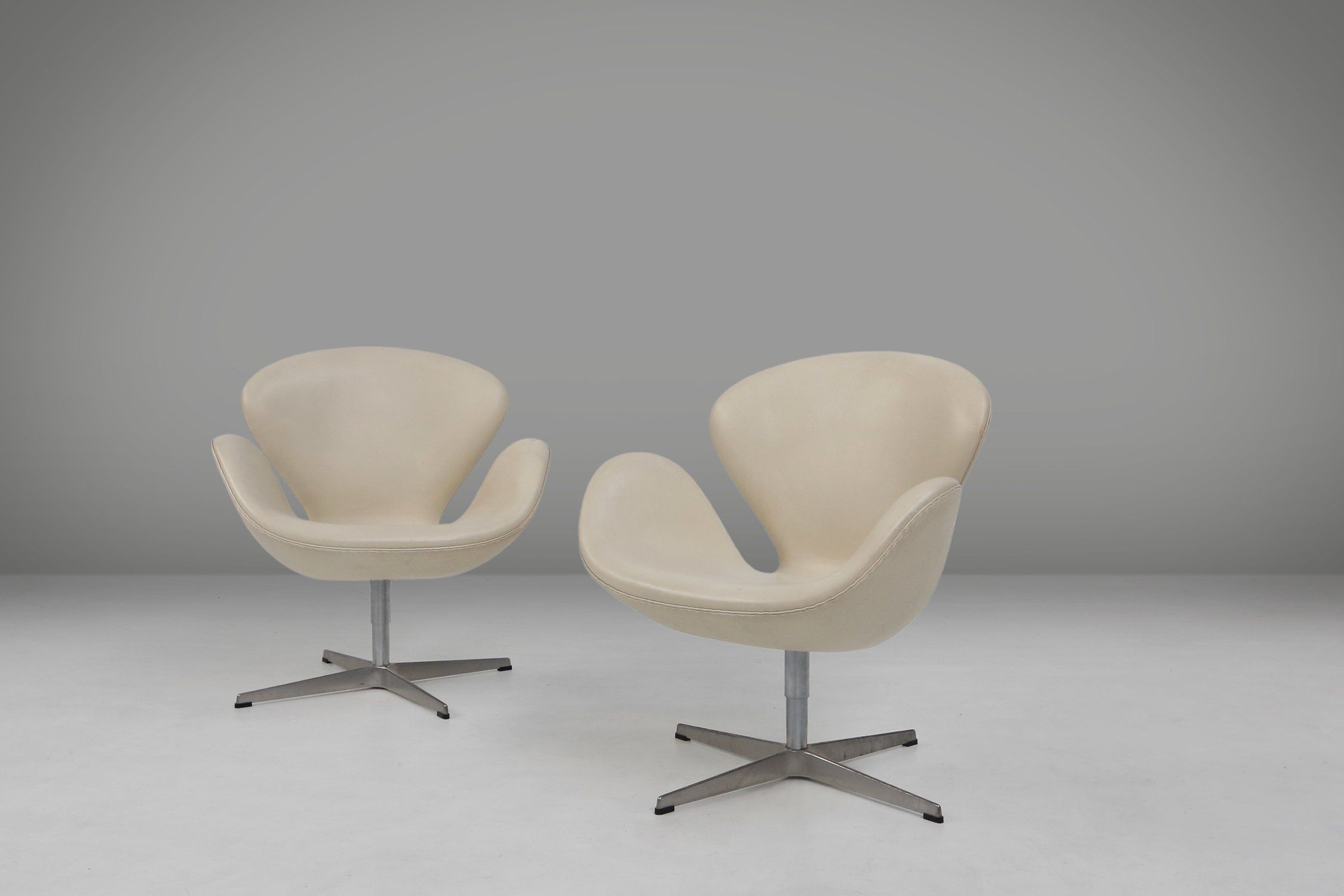 Set of Leather Swan Chairs by Arne Jacobsen for Fritz Hansen, Denmark 2006thumbnail