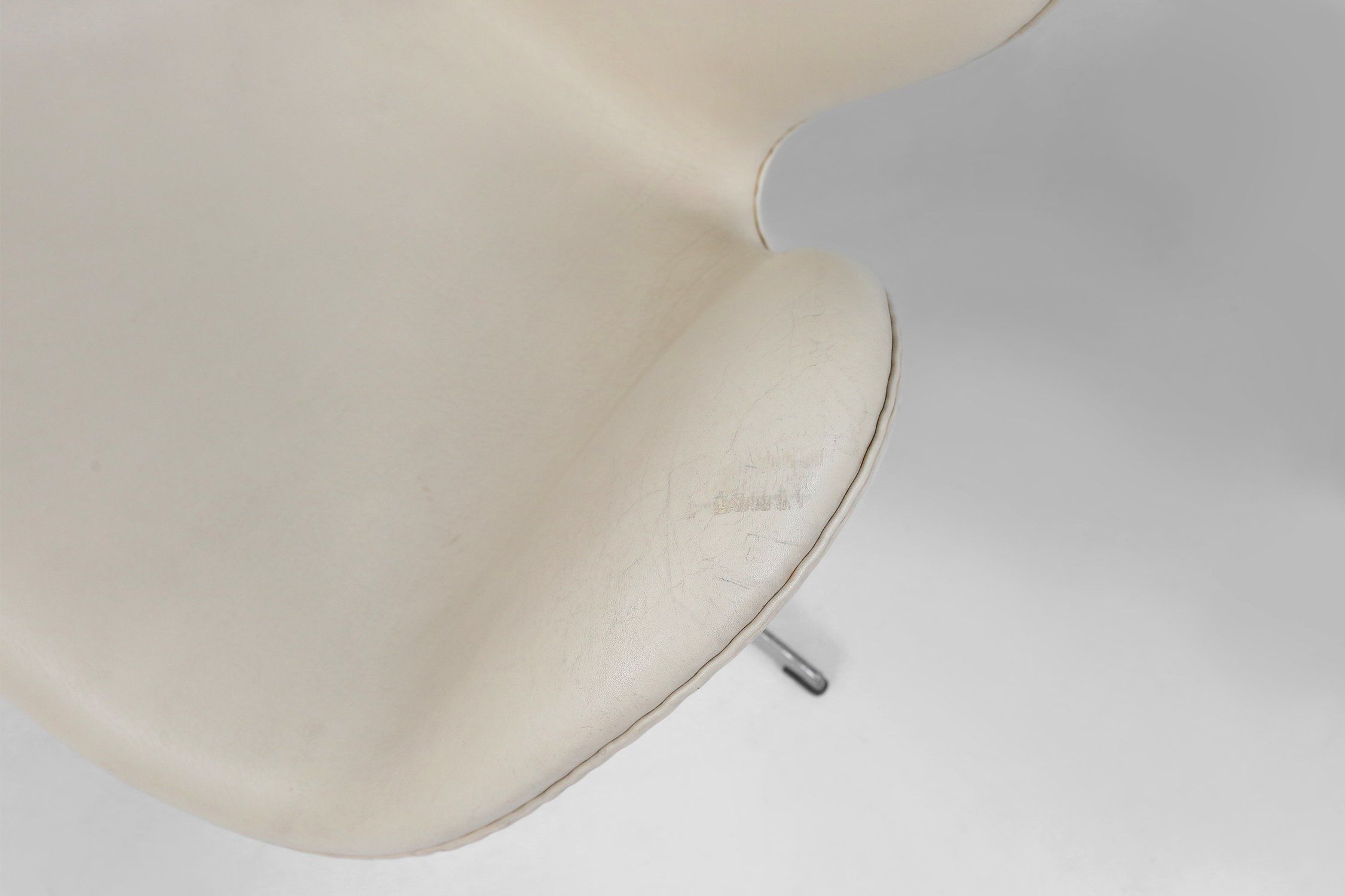 Set of Leather Swan Chairs by Arne Jacobsen for Fritz Hansen, Denmark 2006thumbnail