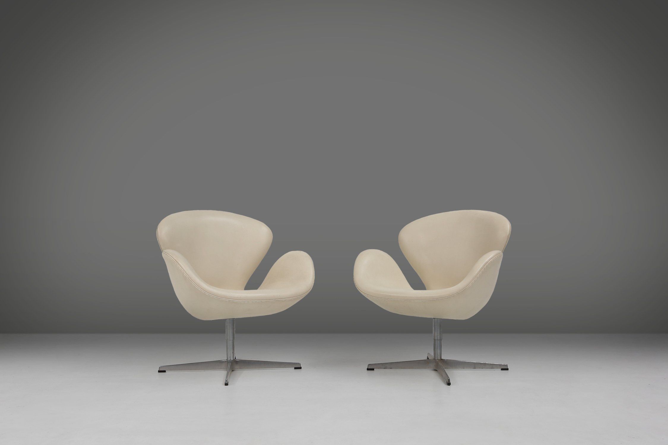 Set of Leather Swan Chairs by Arne Jacobsen for Fritz Hansen, Denmark 2006thumbnail